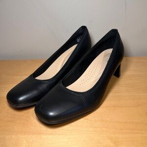Clarks Anelise Nora Leather Pumps